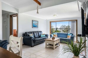 TV, fireplace - Spikes Place: Riverside Serenity for Groups (Hindmarsh Island)