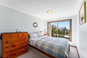 Iron/ironing board, bed sheets - Spikes Place: Riverside Serenity for Groups (Hindmarsh Island)
