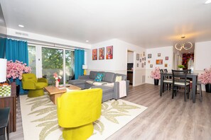 Living area - Spacious 3BR condo in Alexandria w/ 100" TV and free parking (Alexandria)