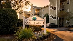 Une enseigne indiquant « The Courtyard », avec un bâtiment moderne en arrière-plan.