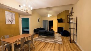 2 chambres, fer et planche à repasser, Wi-Fi, draps fournis