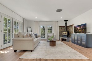 Smart-tv, eldstad och tv-spel
