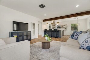 A modern living room with a sofa, a coffee table, and a TV. - Mountain Retreat Near Sequoia's Perfect for Families & Getaways (Three Rivers)