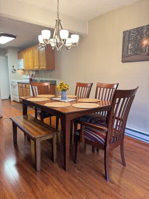 Dining - Ski, golf, hike—family-friendly Poconos stay with fireplace. (Blakeslee)