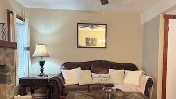 Una Smart TV, una chimenea, libros