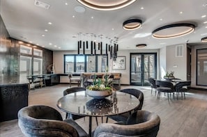 Dining - Cozy 1-bedroom apartment in fabulous Addison (Addison)