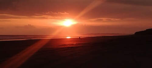Private Beach House 200Mbps WiFi 5 min to Beach Quiet & Safe