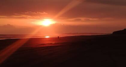 Private Beach House 200Mbps WiFi 5 min to Beach Quiet & Safe