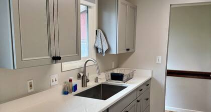Moose Can Gully Home, Spacious Single Family 4 Bdrm South Hills