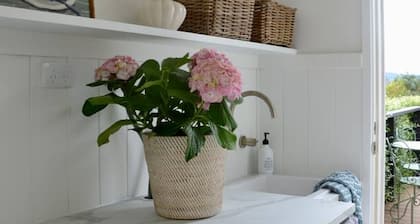 Mawson House Southern Highlands Views Calm Stylish