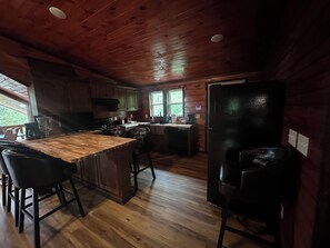Private kitchen - Delightful bunk cabin retreat in Parkers Lake with cozy charm (Parkers Lake)