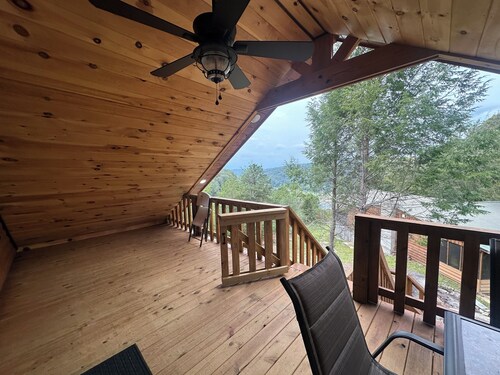 Delightful bunk cabin retreat in Parkers Lake with cozy charm