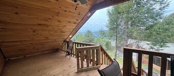 Delightful bunk cabin retreat in Parkers Lake with cozy charm