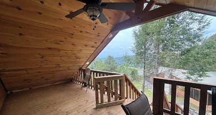 Delightful bunk cabin retreat in Parkers Lake with cozy charm