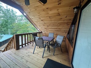 Outdoor dining - Delightful bunk cabin retreat in Parkers Lake with cozy charm (Parkers Lake)