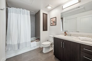 Doccia, asciugacapelli, asciugamani, sapone