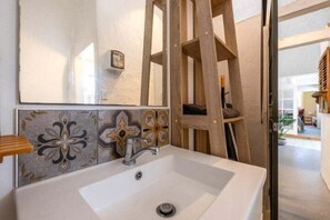 Sèche-cheveux, serviettes fournies, shampoing, papier toilette