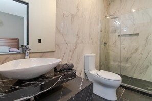 Sèche-cheveux, serviettes fournies, savon, papier toilette