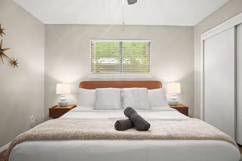 Modern 1BR Getaway with King Bed, Free Parking, Pool and Near Austin