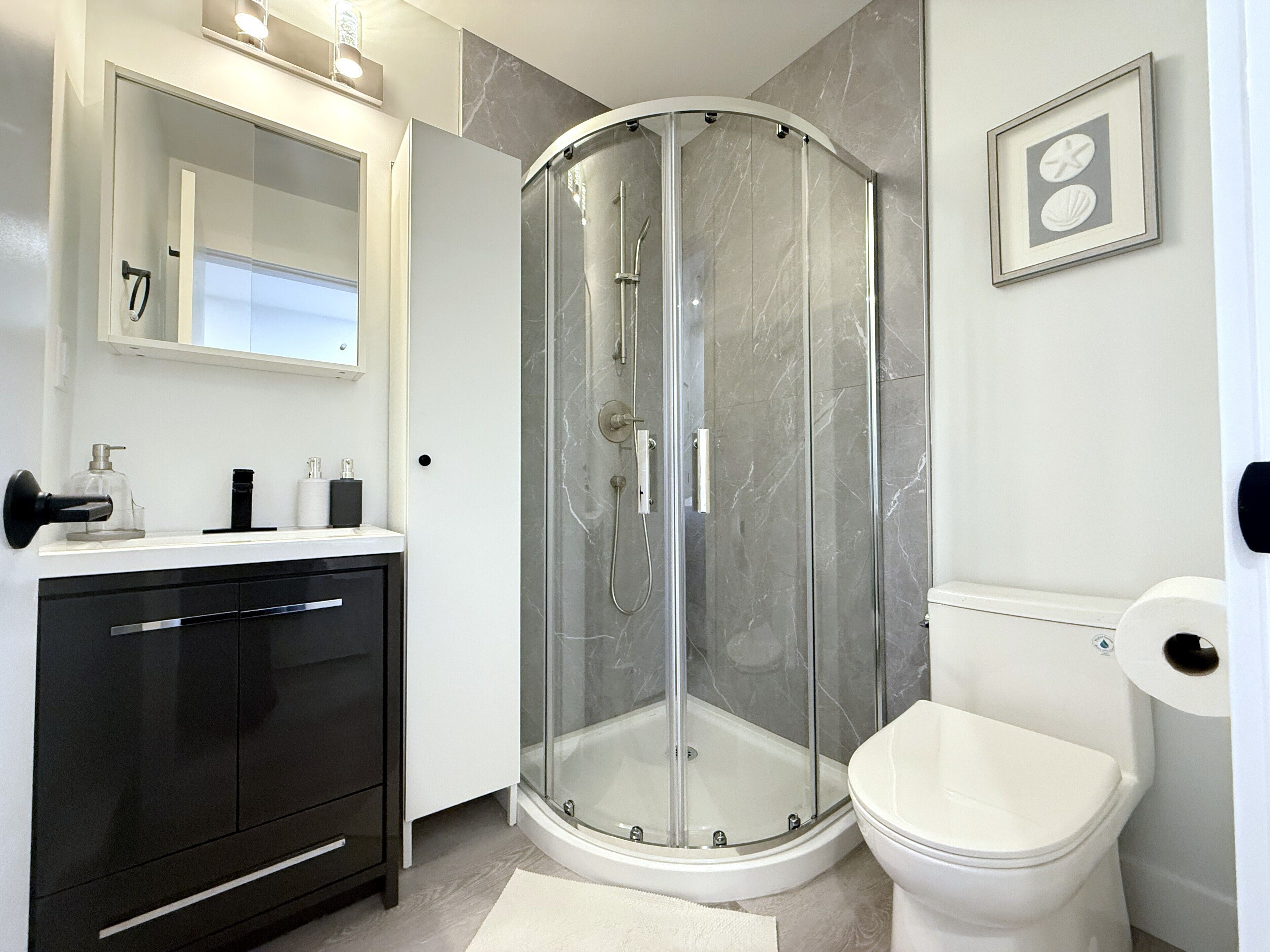 Suite Confort, 2 chambres, cuisine | Salle de bain | Articles de toilette (gratuits), séchoir à cheveux, serviettes fournies