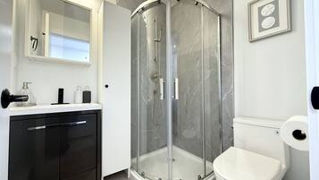 Suite Confort, 2 chambres, cuisine | Salle de bain | Articles de toilette (gratuits), séchoir à cheveux, serviettes fournies