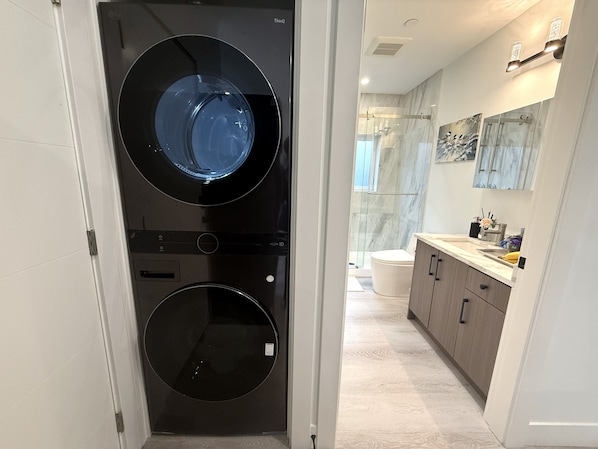 Comfort Suite, 2 Bedrooms, Kitchen | Bathroom | Free toiletries, hair dryer, towels, soap