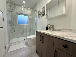 Comfort-Suite, 2 Schlafzimmer, Küche | Badezimmer | Kostenlose Toilettenartikel, Haartrockner, Handtücher, Seife