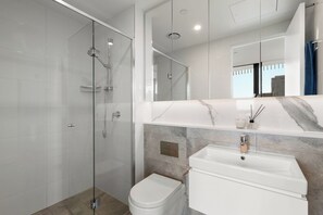 Dusche, Haartrockner, Handtücher, Seife