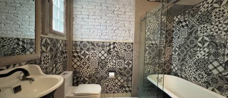 Dusche, Haartrockner, Handtücher, Seife