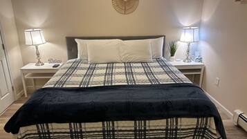 Tabla de planchar con plancha, wifi, ropa de cama