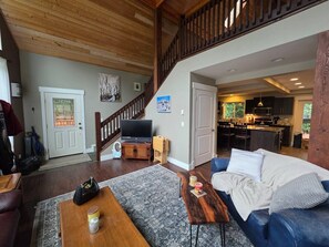 TV - Spacious 3BR Getaway Near Beaches & Parks (Point Roberts)