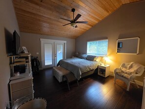 Desk, travel cot, WiFi, bed sheets - Spacious 3BR Getaway Near Beaches & Parks (Point Roberts)
