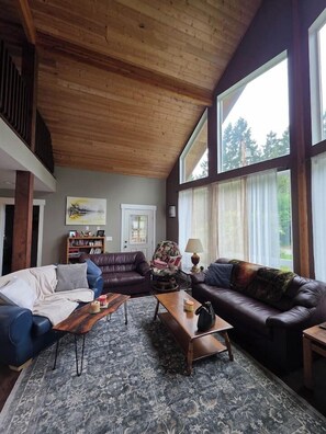 TV - Spacious 3BR Getaway Near Beaches & Parks (Point Roberts)