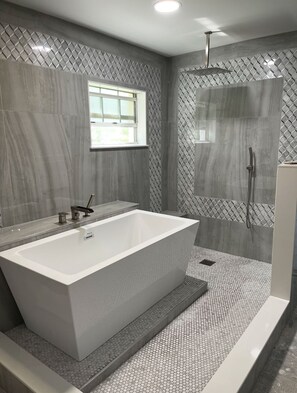 Douche, serviettes fournies, savon, papier toilette