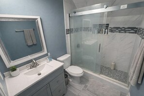 Shower, towels, soap, toilet paper - Escape to Our 7bed room Modern Farmhouse Retreat in Wesley Chapel (Wesley Chapel)