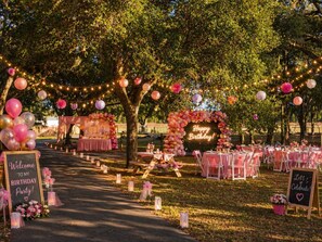 Outdoor banquet area - Escape to Our 7bed room Modern Farmhouse Retreat in Wesley Chapel (Wesley Chapel)
