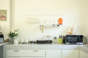 Full-size fridge, microwave, oven, stovetop