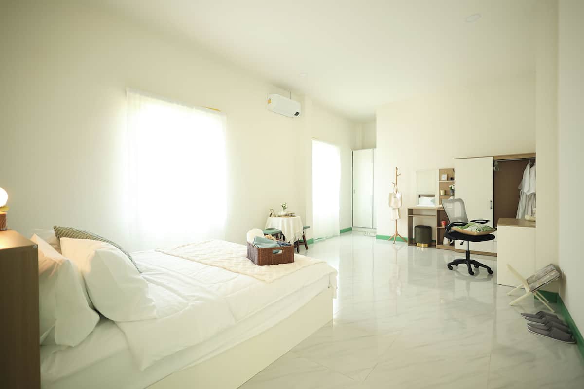 Deluxe Room | Desk