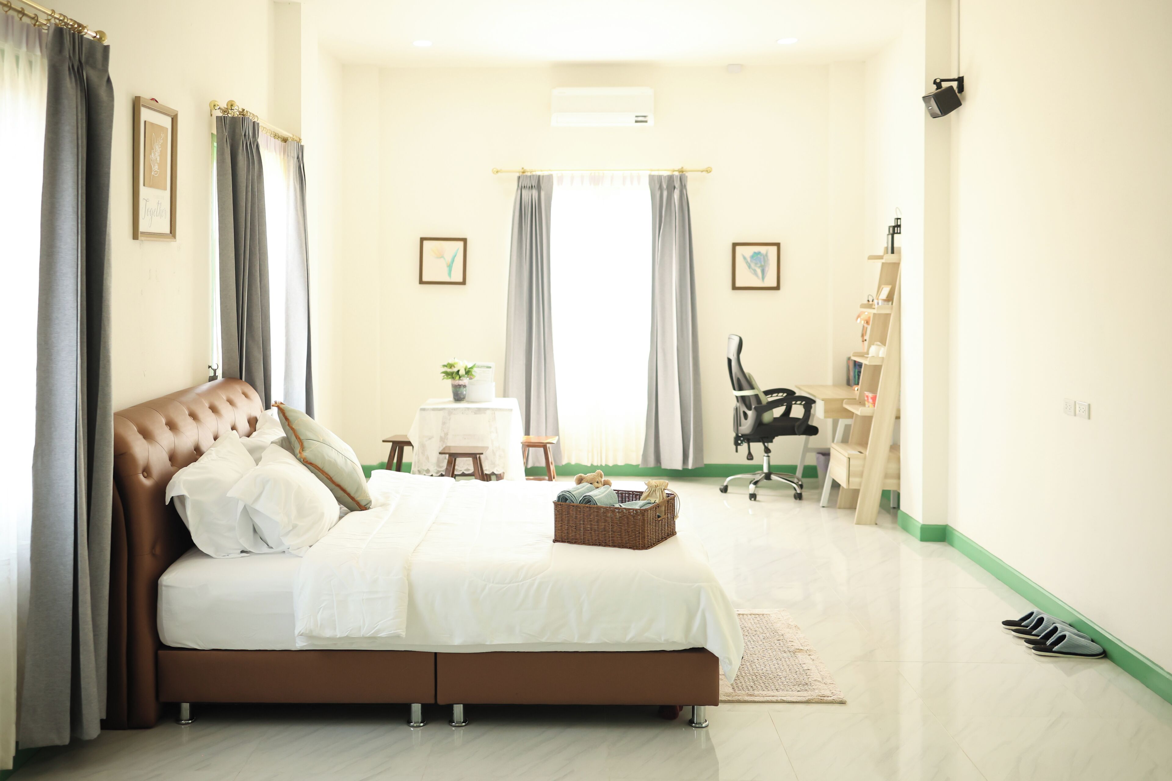 Classic Room | Desk