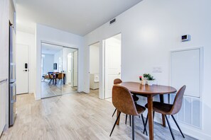 Dining - Downtown Pulse | 2BR Near Eaton Centre (Toronto)