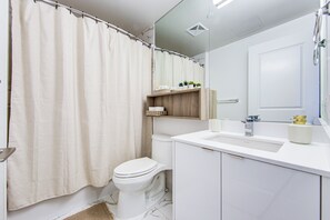 Bathroom - Downtown Pulse | 2BR Near Eaton Centre (Toronto)