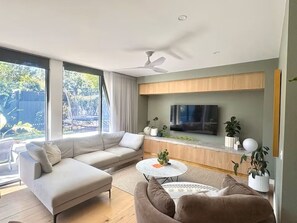 Living area - Peaceful Retreat 4BR with Direct Tram to City & Arenas (Hawthorn East)