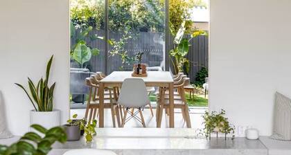 Peaceful Retreat 4BR with Direct Tram to City & Arenas