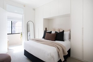 Desk, iron/ironing board, travel cot, free WiFi - Chic 3BR Family Home with rare Garden & Parking (Surry Hills)