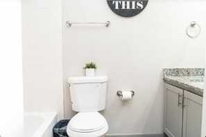 Séchoir à cheveux, serviettes fournies, savon, papier de toilette