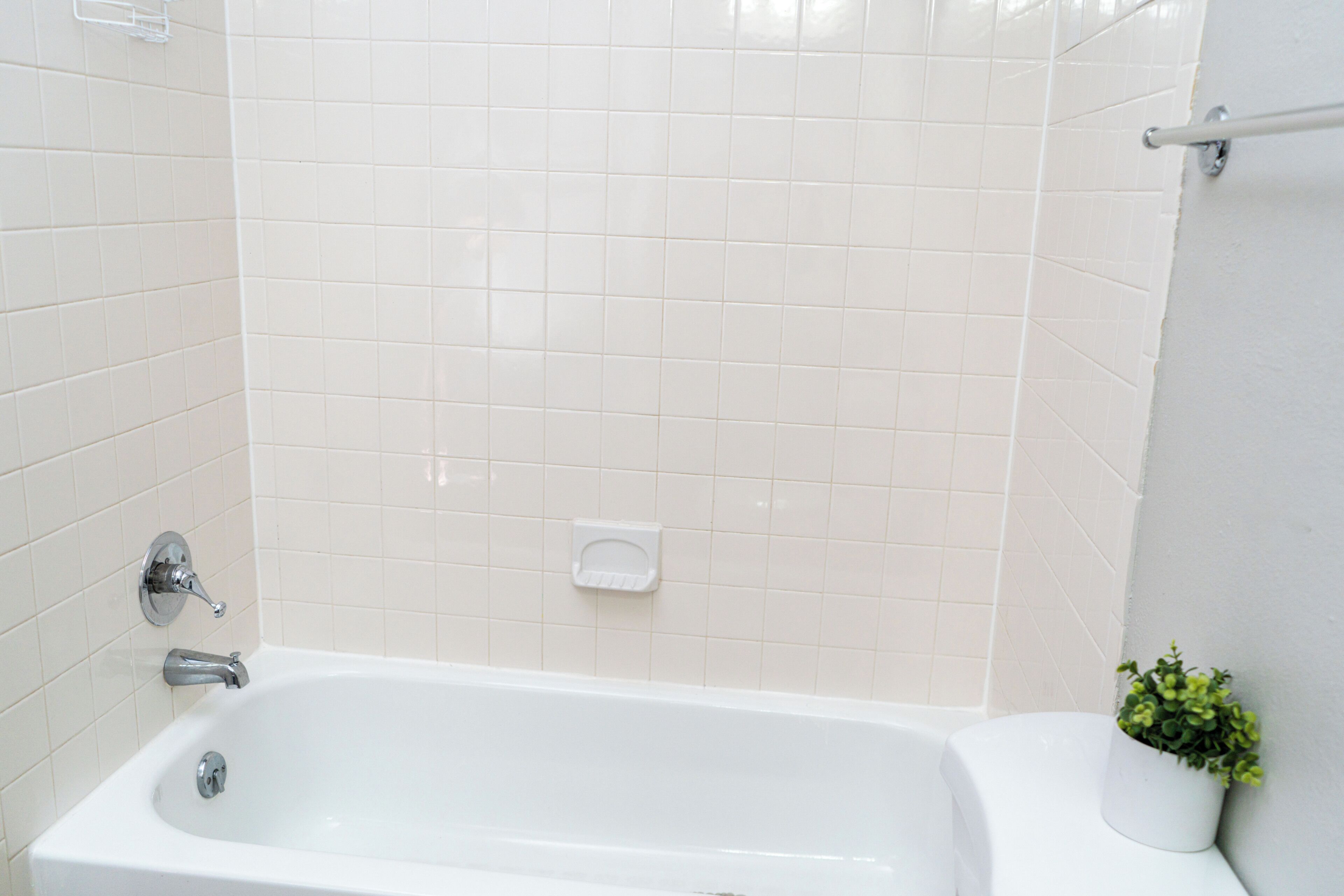 Haartrockner, Handtücher, Seife, Toilettenpapier