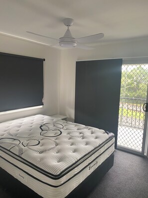 Iron/ironing board, bed sheets