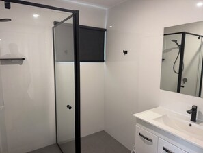 Douche, serviettes fournies, papier toilette