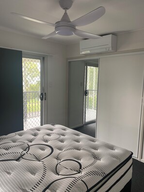 2 bedrooms, iron/ironing board, bed sheets - Spacious modern Beachside 2 Bedroom Unit. (Pialba)