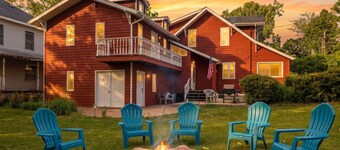 Lighthouse Place, a 5-minute walk to Lake Michigan w/Guest House & Fire Pit